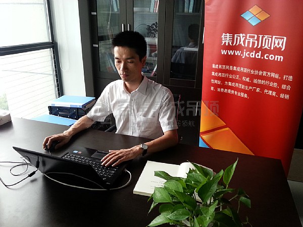 容聲8周年豪華游輪出境之旅首名幸運獲獎?wù)哒Q生